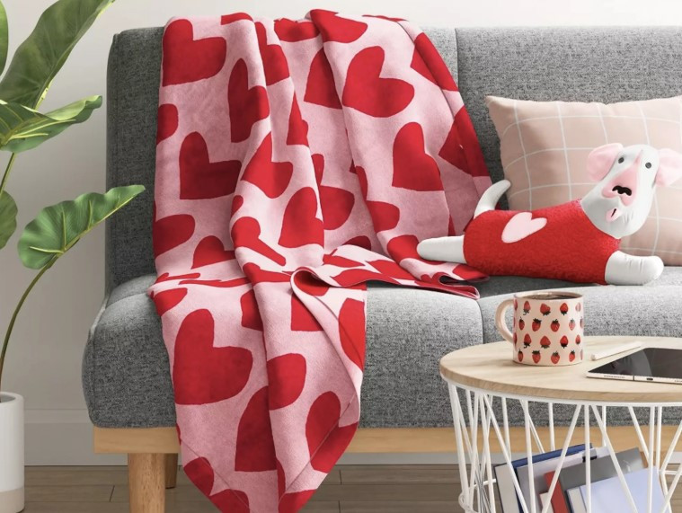 50+ Cozy & Romantic Valentine’s Bed Throws to Elevate Your Decor