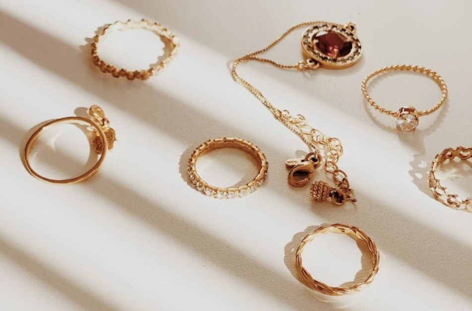 Fall’s Hottest Jewellery Trends: Charm Bracelets, Bold Beads, and More
