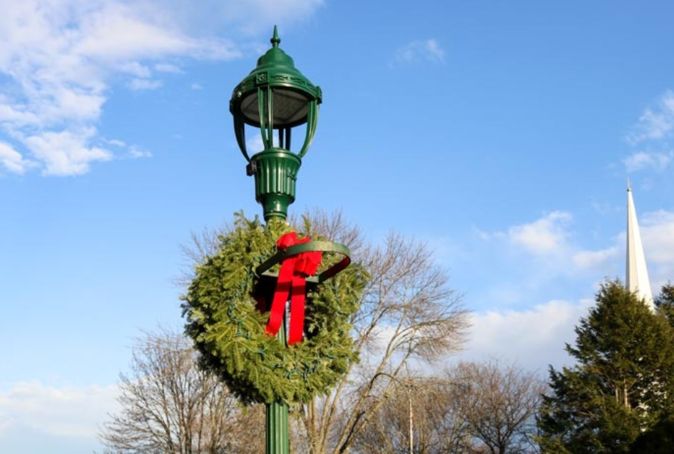 Must-Have Christmas Lamp Posts for a Magical, Festive Home