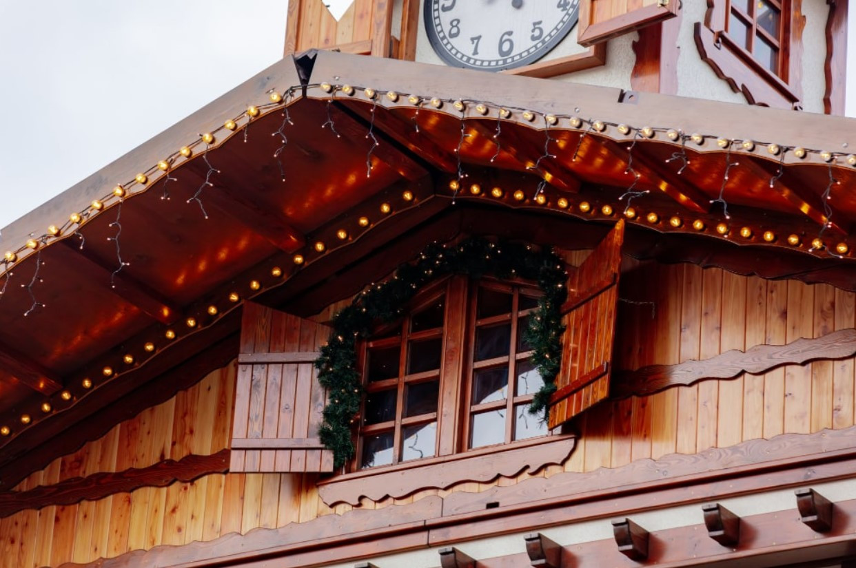 20+ Dazzling Rooftop Christmas Decorations to Light Up Your Holidays