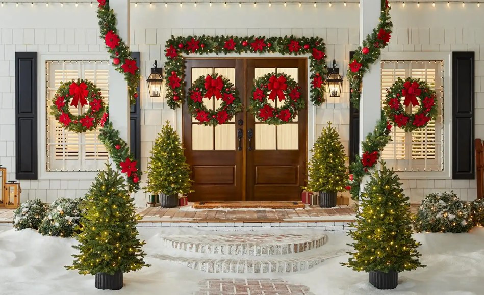 20+ Classy Christmas Front Porch Décor Ideas to Wow Your Guests